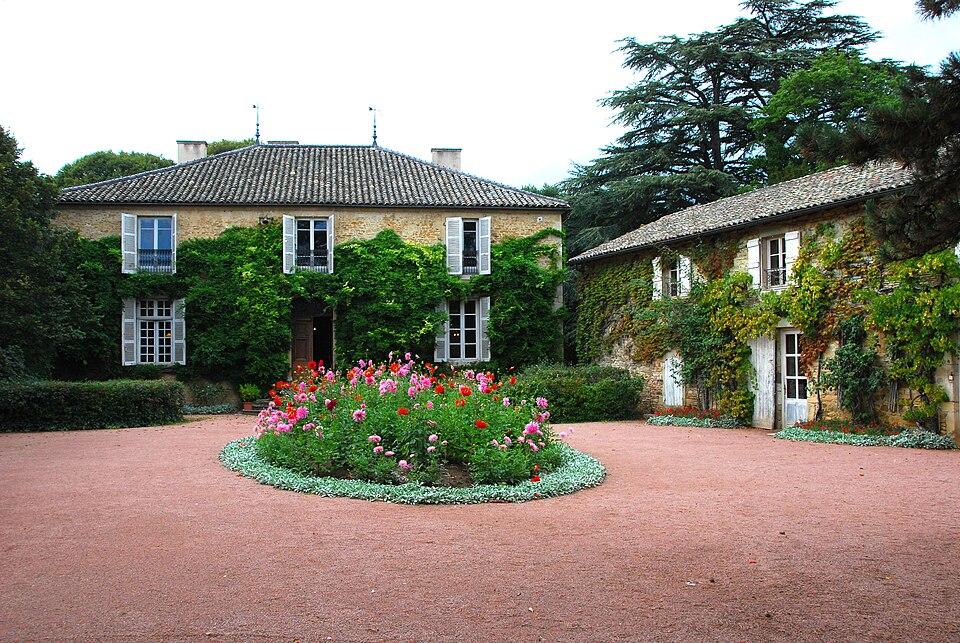 découvrez maison lamartine, une résidence élégante alliant charme historique et confort moderne, idéale pour un séjour inoubliable au cœur de la ville. profitez d’espaces raffinés, d’un service personnalisé et d’une atmosphère chaleureuse.