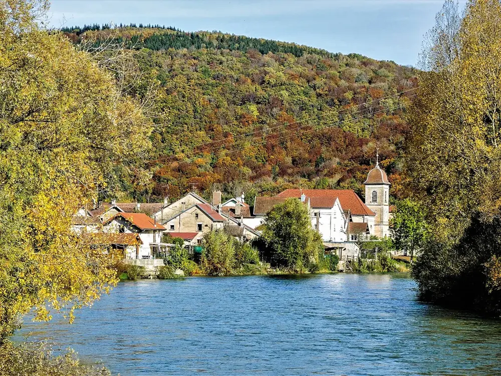 Centre de Bourguignon, vu du pont sur le Doubs