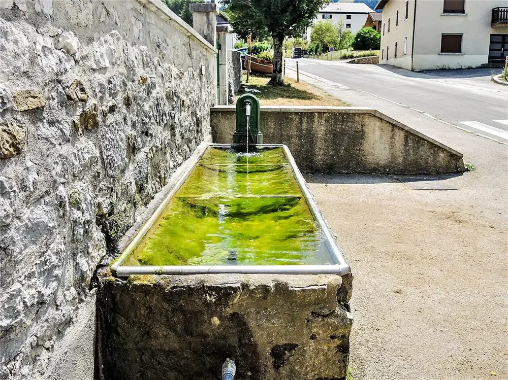 Fontaine-abreuvoir près de l'église de Métabief