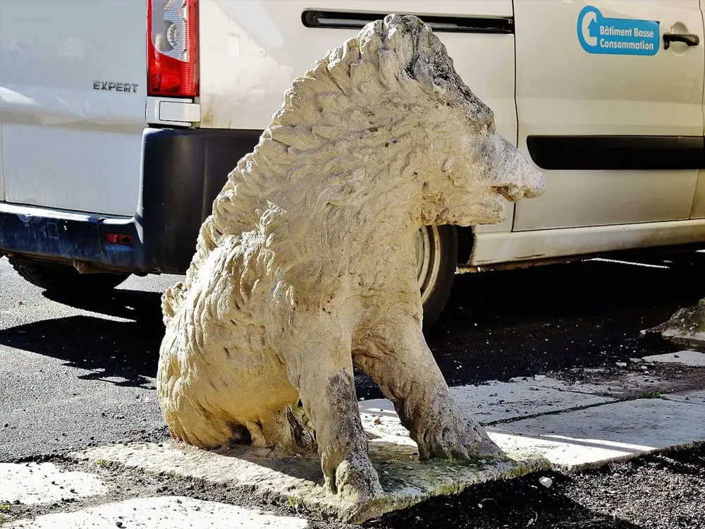 Saône. Statue du sanglier