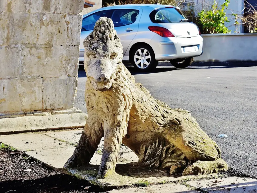 Saône. Statue du sanglier