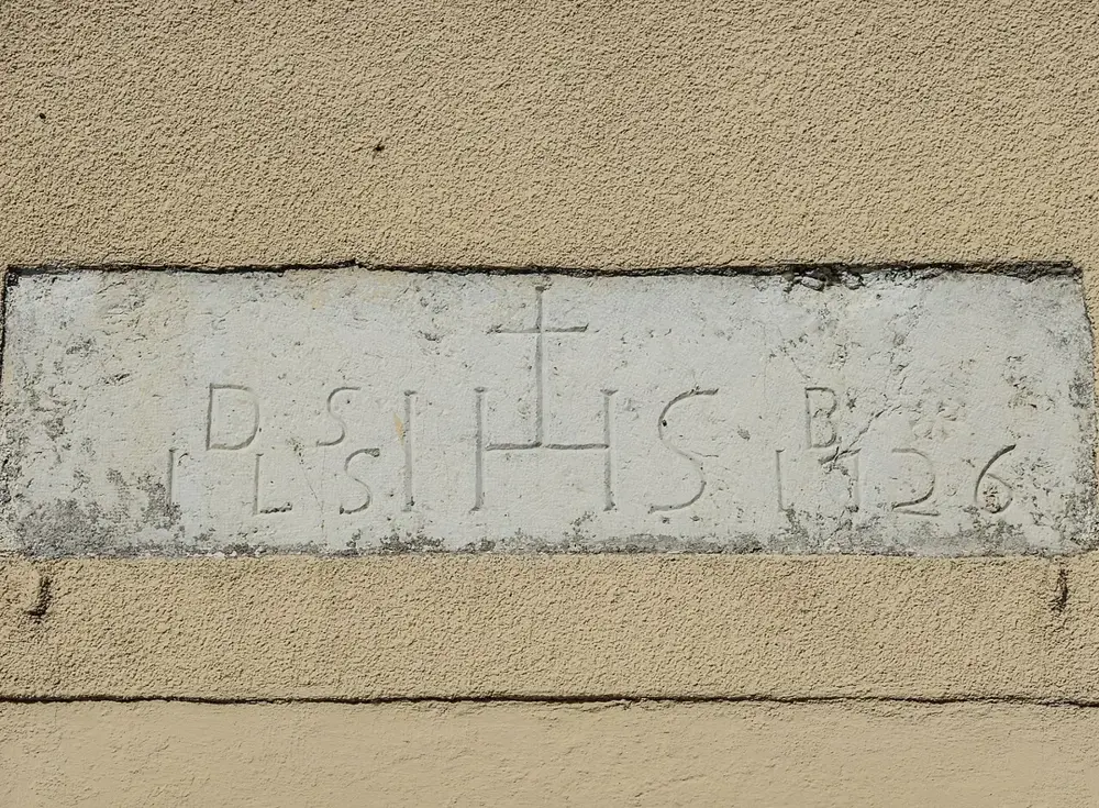 Linteau daté de 1726. Bourguignon