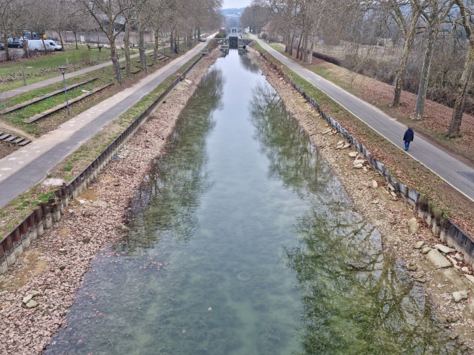 découvrez le canal de bourgogne, une voie navigable historique idéale pour le tourisme, la randonnée et la découverte du patrimoine naturel et culturel de la région.